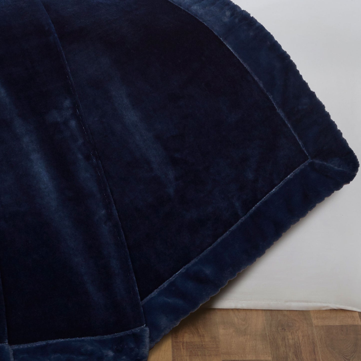Vermont Navy Blue Fleece Throw with Faux Fur Trim (130cm x 180cm)