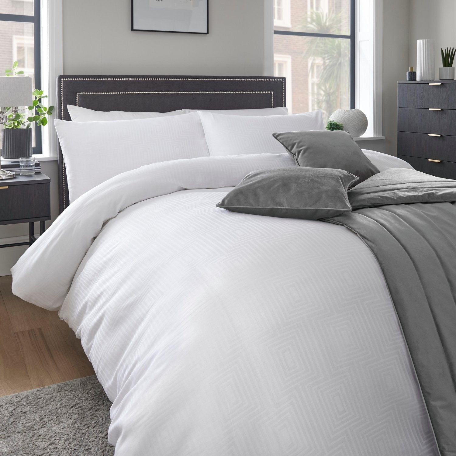 Charbury White 200 Thread Count 100 Cotton Duvet Set Julian Charles Home