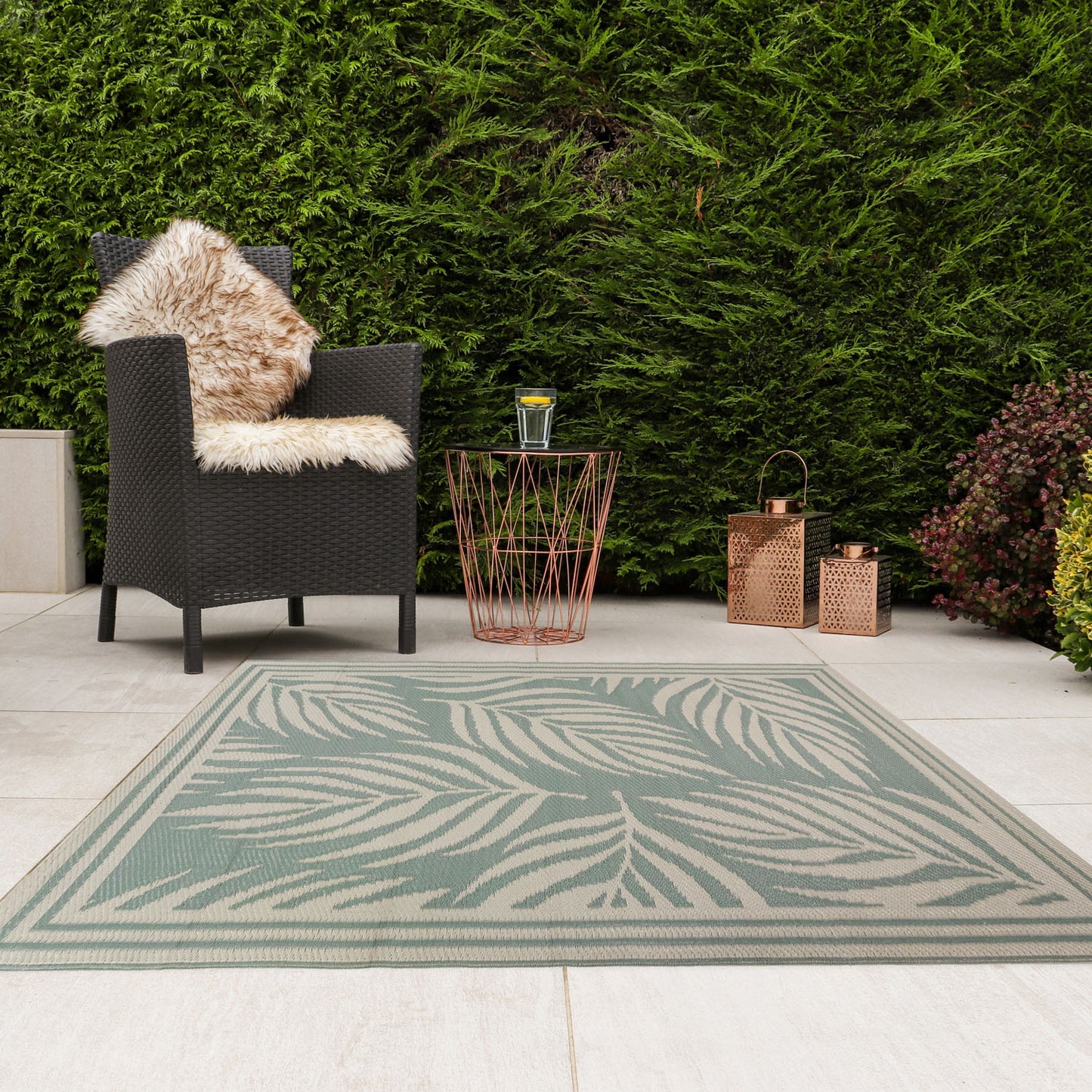 Lightweight Reversible Green Small Leaf Pattern Outdoor Rug