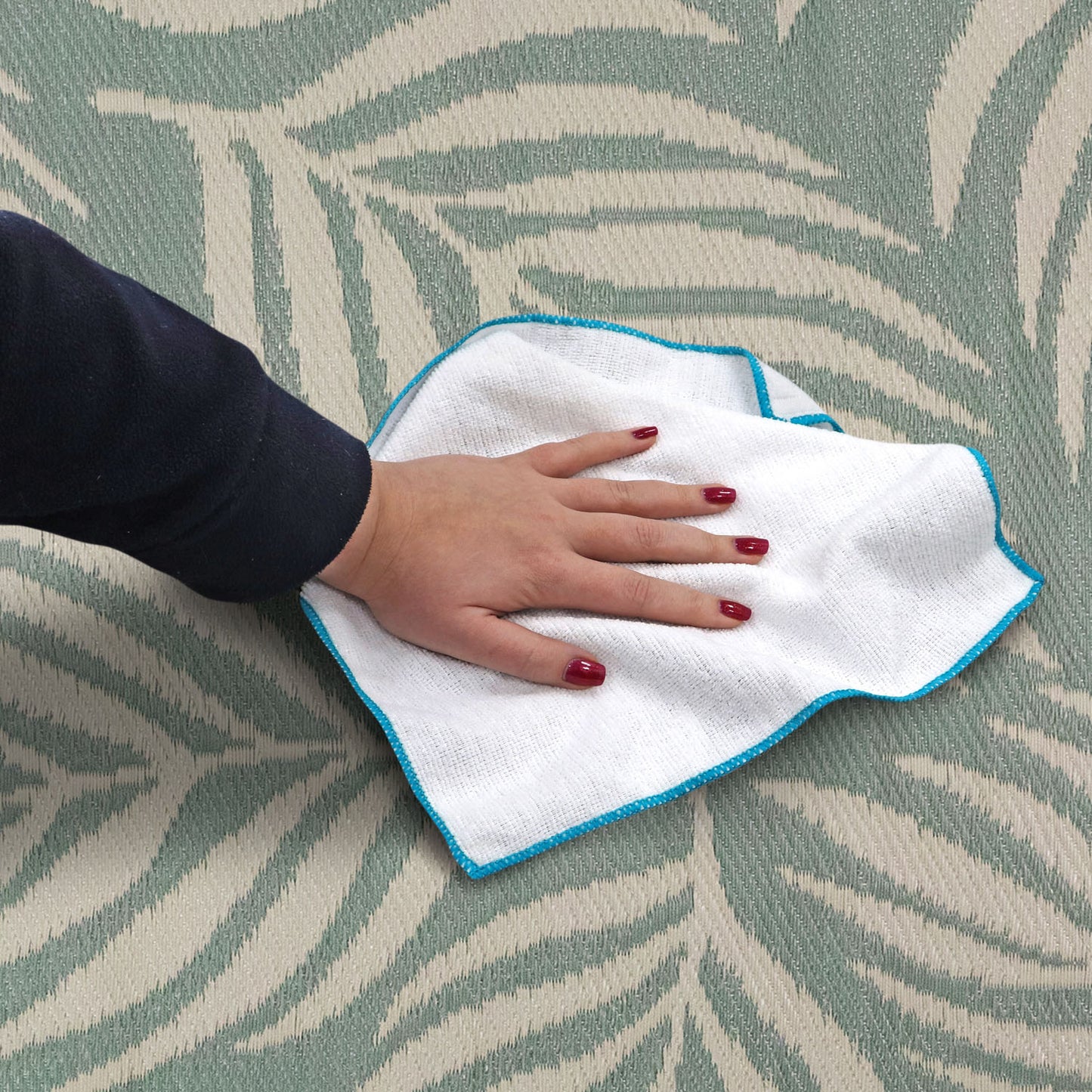 Lightweight Reversible Large Green Leaf Pattern Outdoor Rug