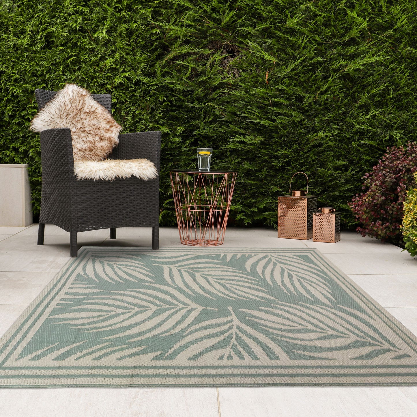 Lightweight Reversible Large Green Leaf Pattern Outdoor Rug