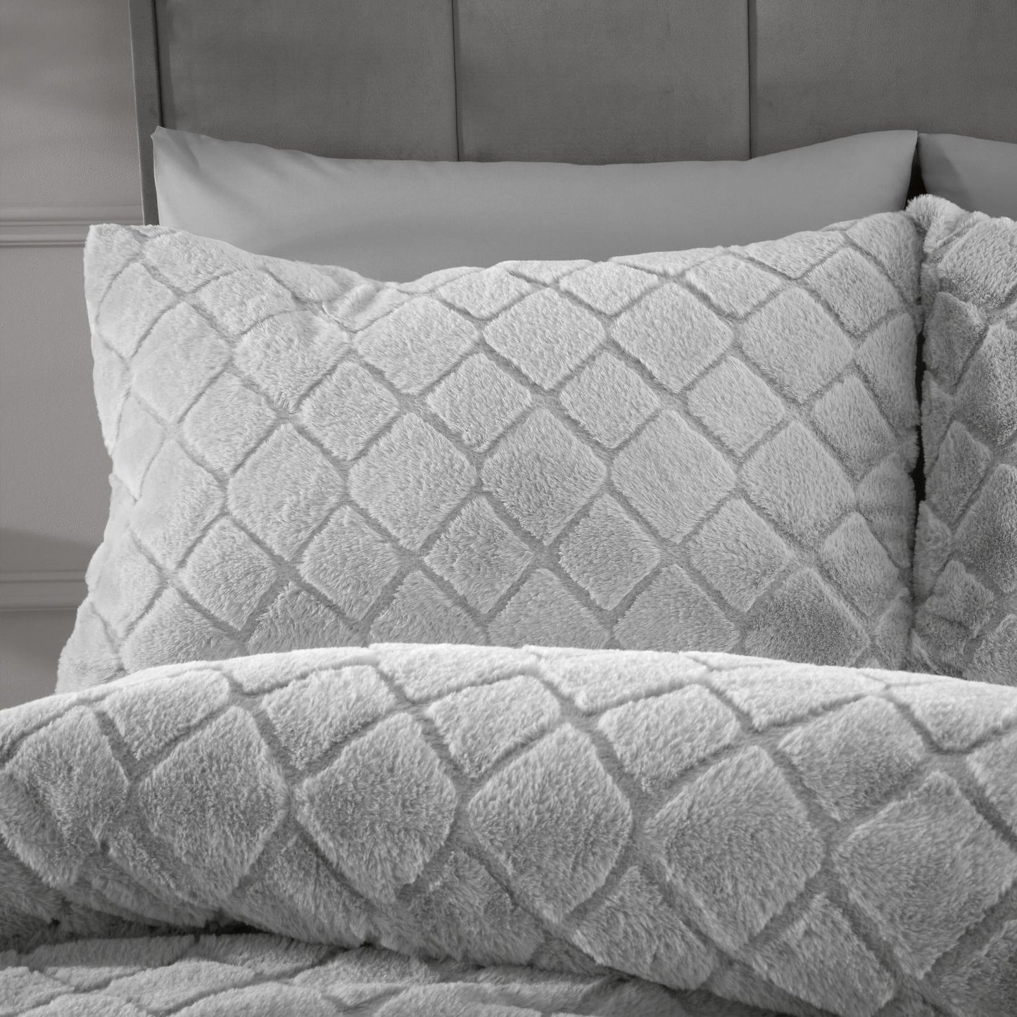 Catherine Lansfield Cosy Diamond Silver Faux Fur Duvet Set