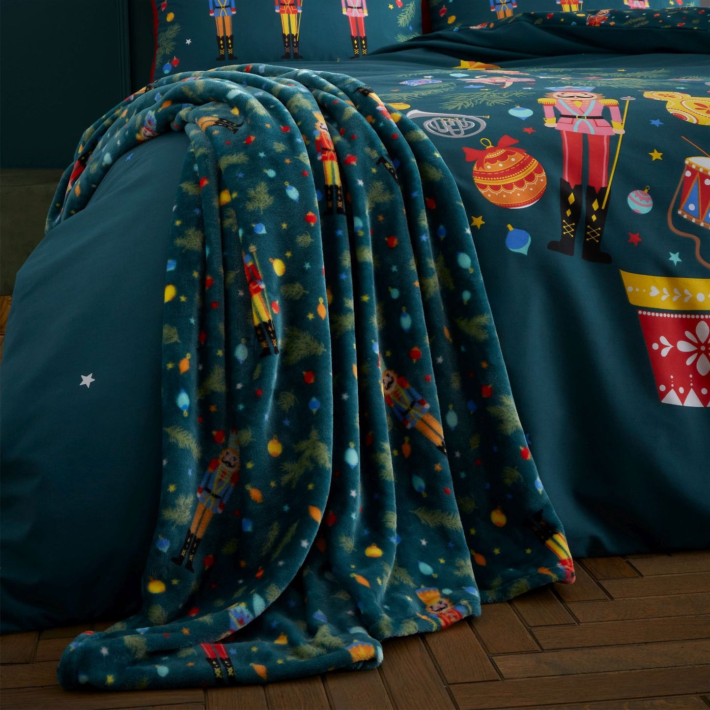Catherine Lansfield Christmas Nutcracker Green Fleece Cosy Throw