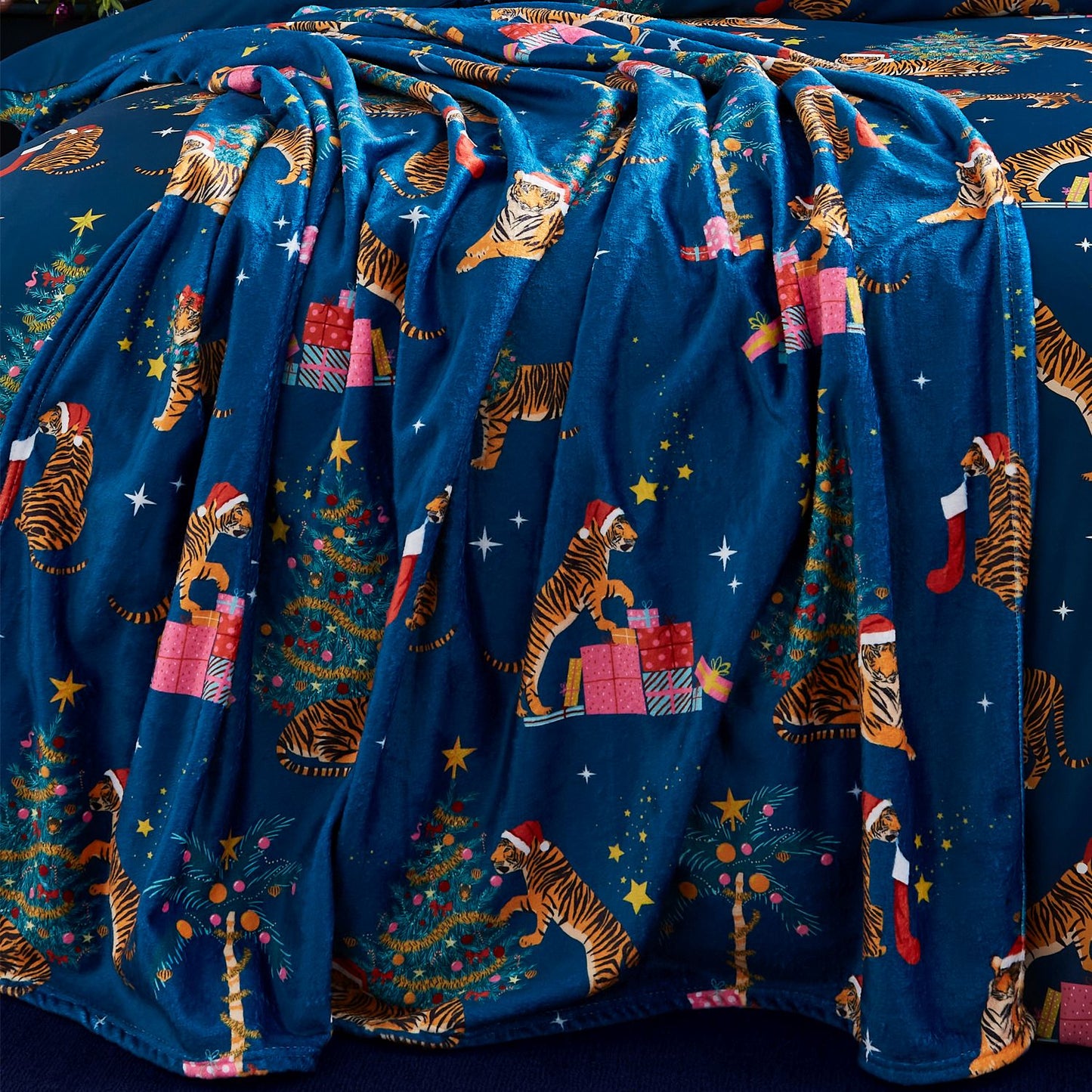 Catherine Lansfield Christmas Tiger Cosy Fleece Throw