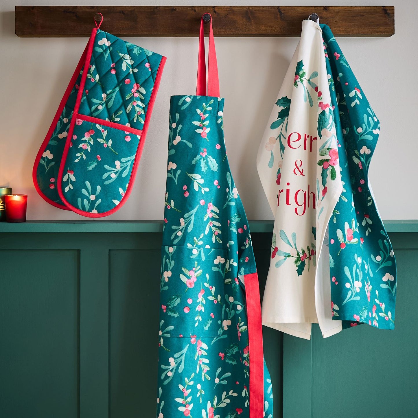 Catherine Lansfield Christmas Holly and Mistletoe Cotton Double Oven Glove