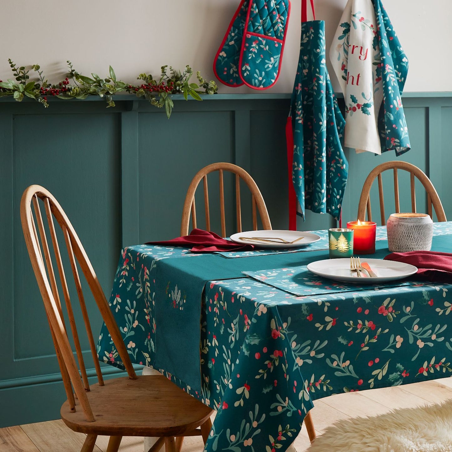 Catherine Lansfield Christmas Holly and Mistletoe Cotton Placemat 4 Pack