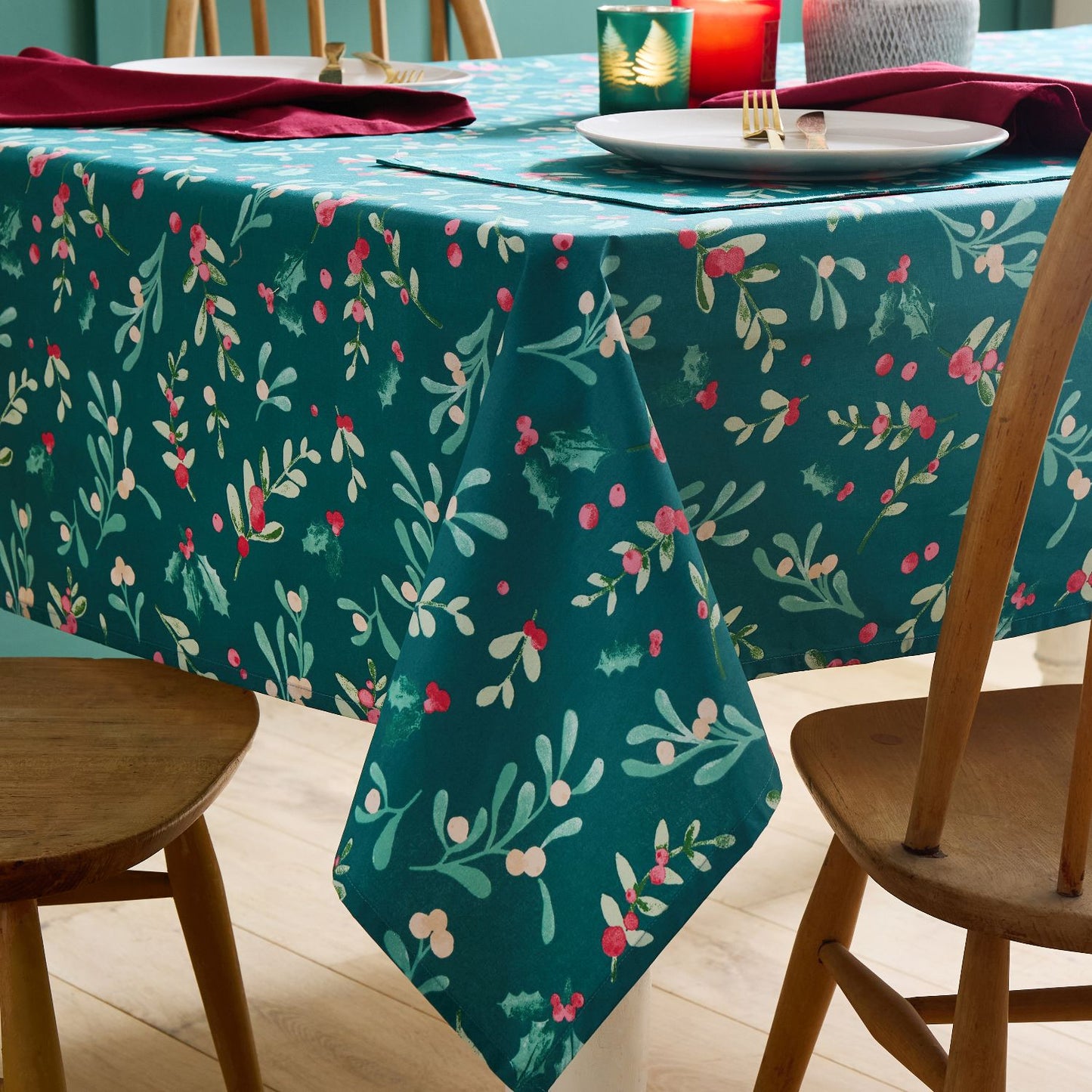 Catherine Lansfield Christmas Holly and Mistletoe Cotton Table Cloth