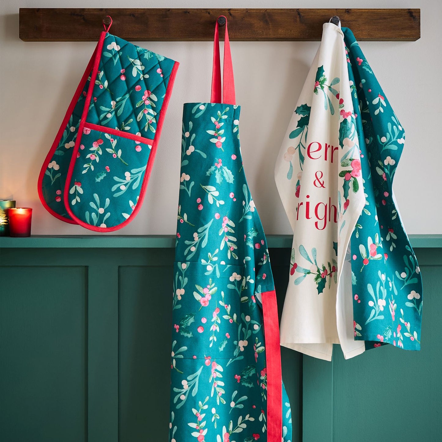 Catherine Lansfield Christmas Holly and Mistletoe Cotton Tea Towel Pack of 4
