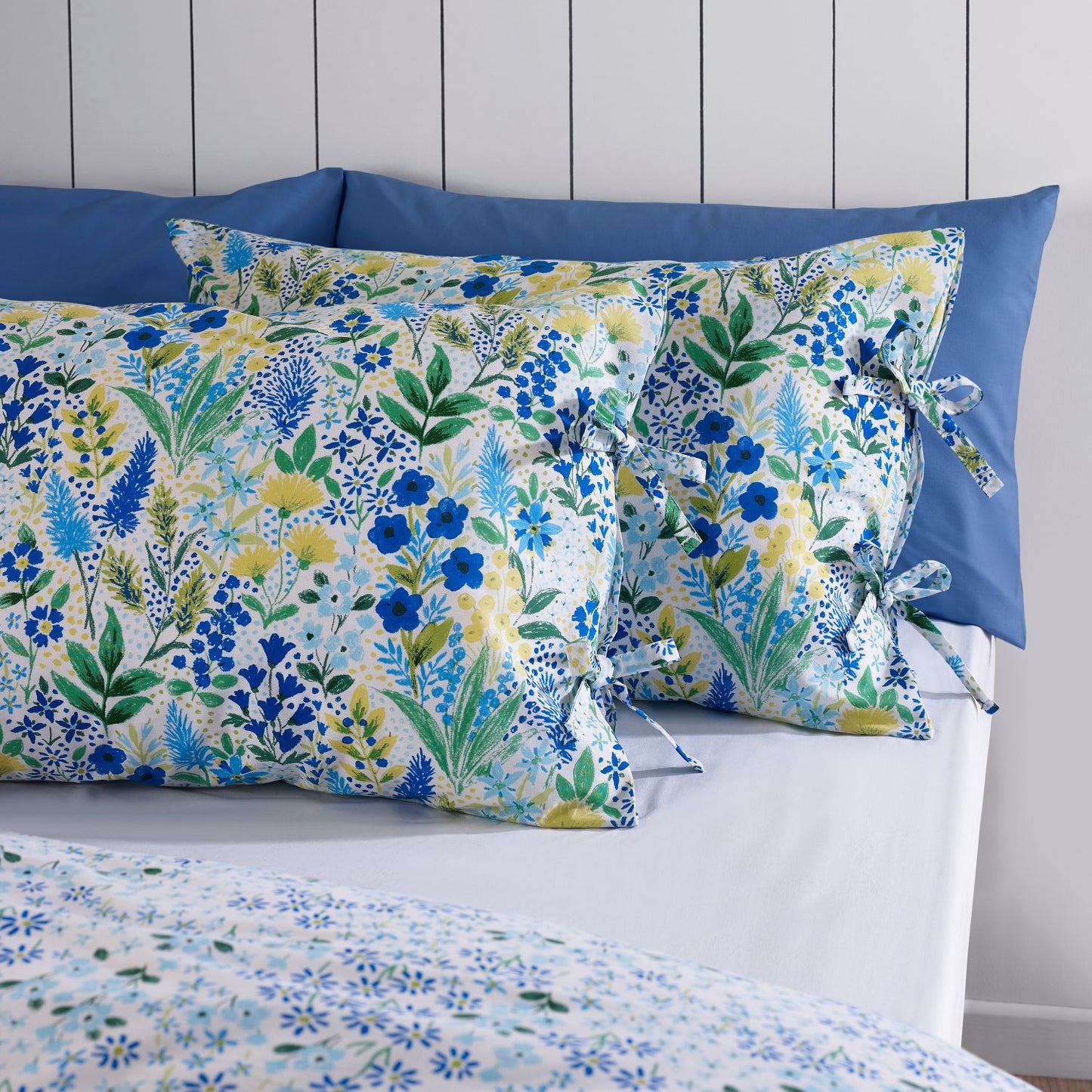 Catherine Lansfield Tilly Blue Floral Reversible Duvet Set