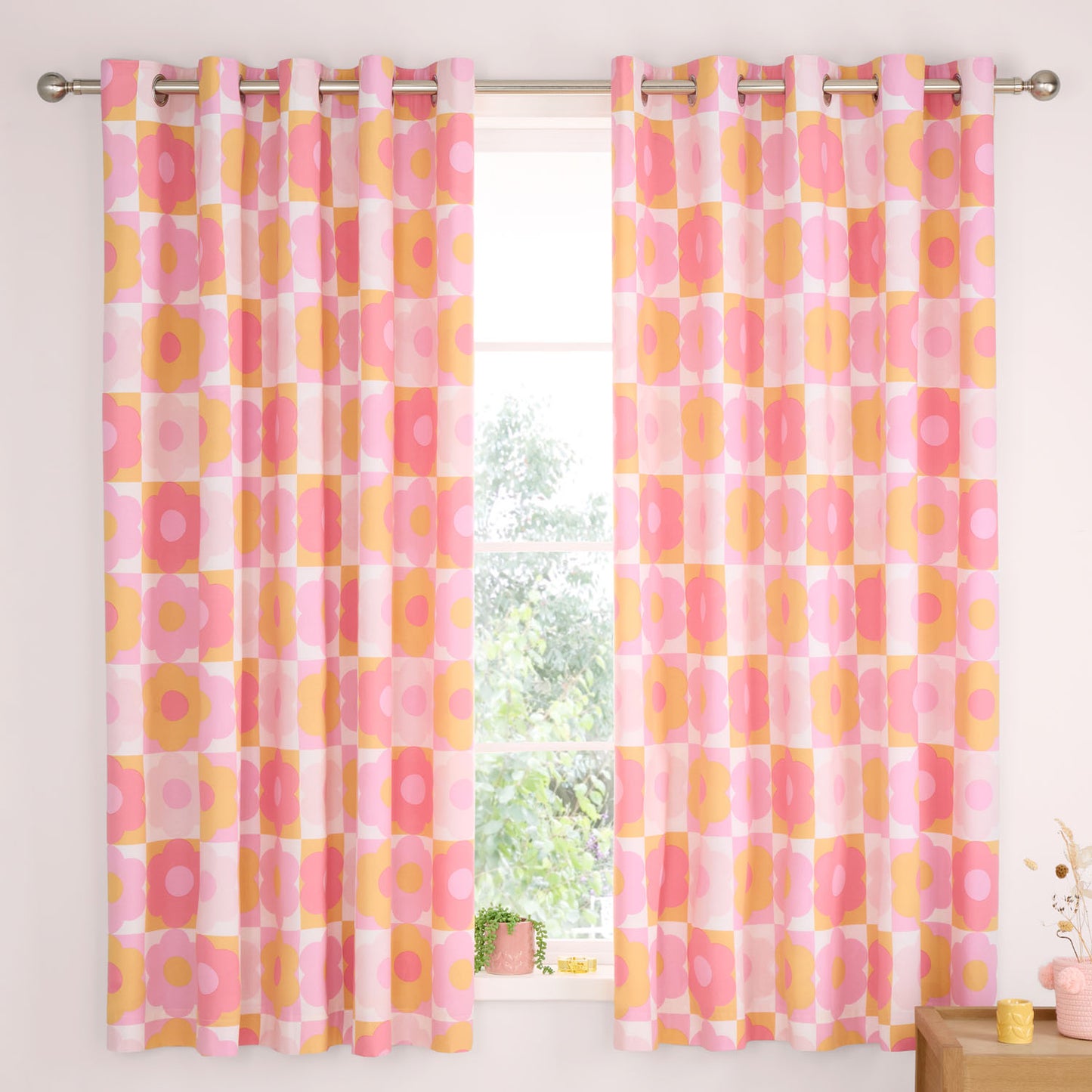 Catherine Lansfield Pink Retro Daisy Reversible Eyelet Curtains