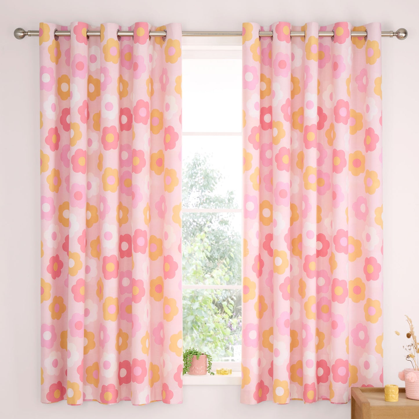 Catherine Lansfield Pink Retro Daisy Reversible Eyelet Curtains