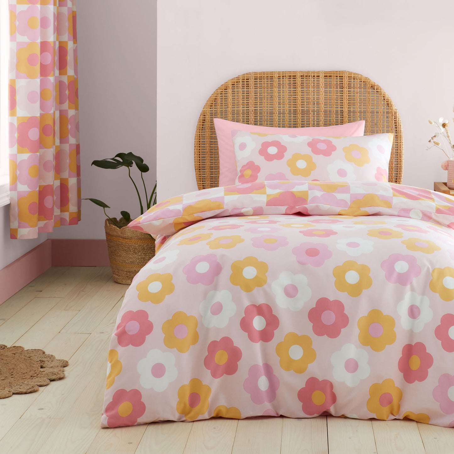 Catherine Lansfield Pink Retro Daisy Reversible Duvet Set