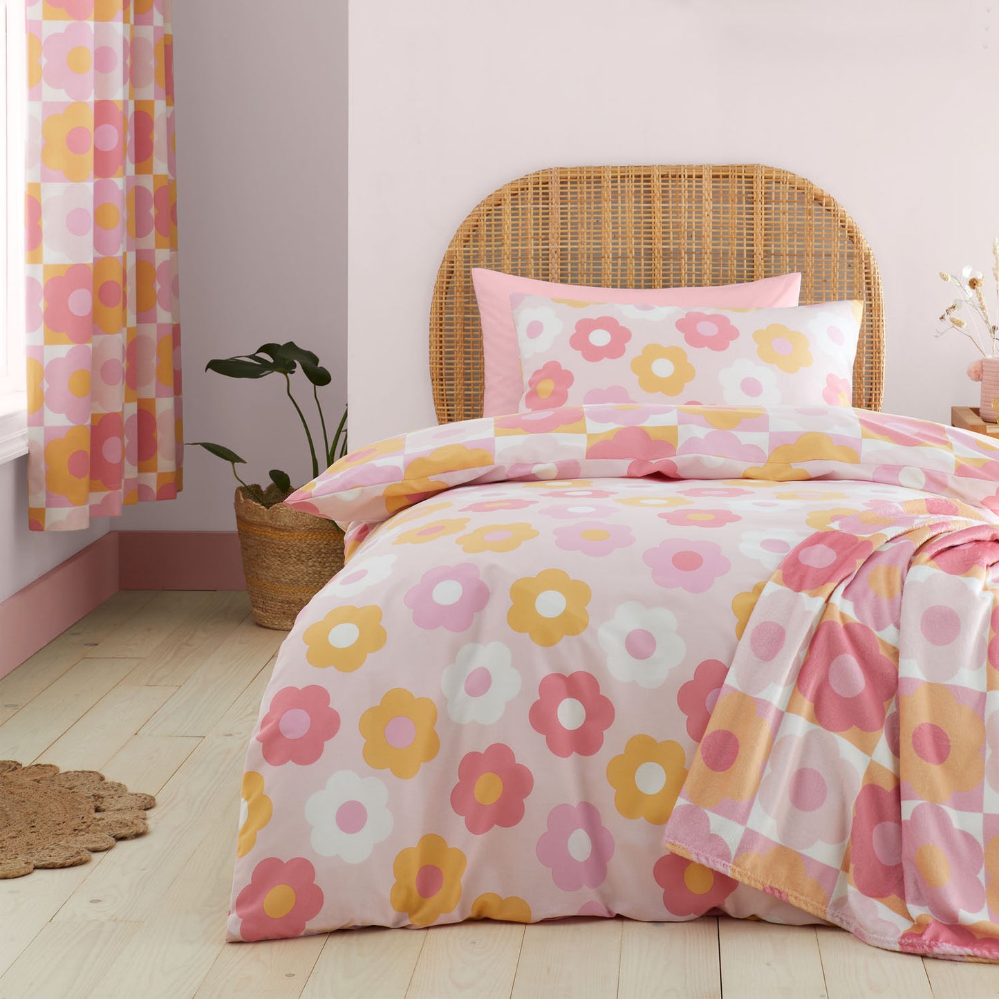 Catherine Lansfield Pink Retro Daisy Reversible Duvet Set