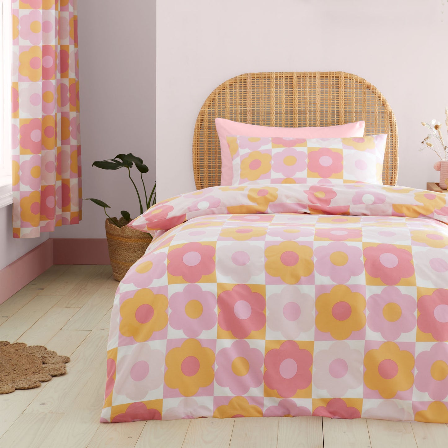 Catherine Lansfield Pink Retro Daisy Reversible Duvet Set