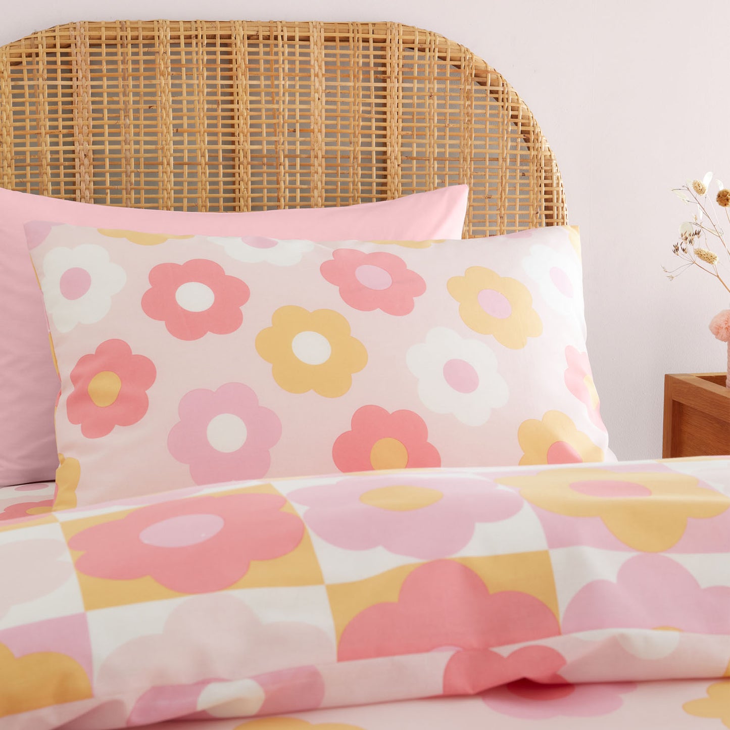 Catherine Lansfield Pink Retro Daisy Reversible Duvet Set