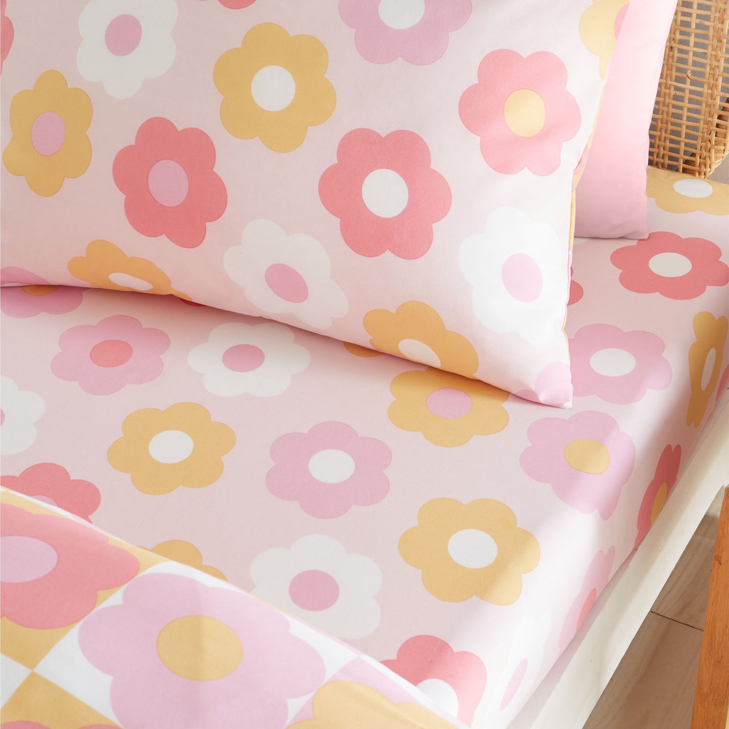 Catherine Lansfield Pink Retro Daisy Fitted Sheet