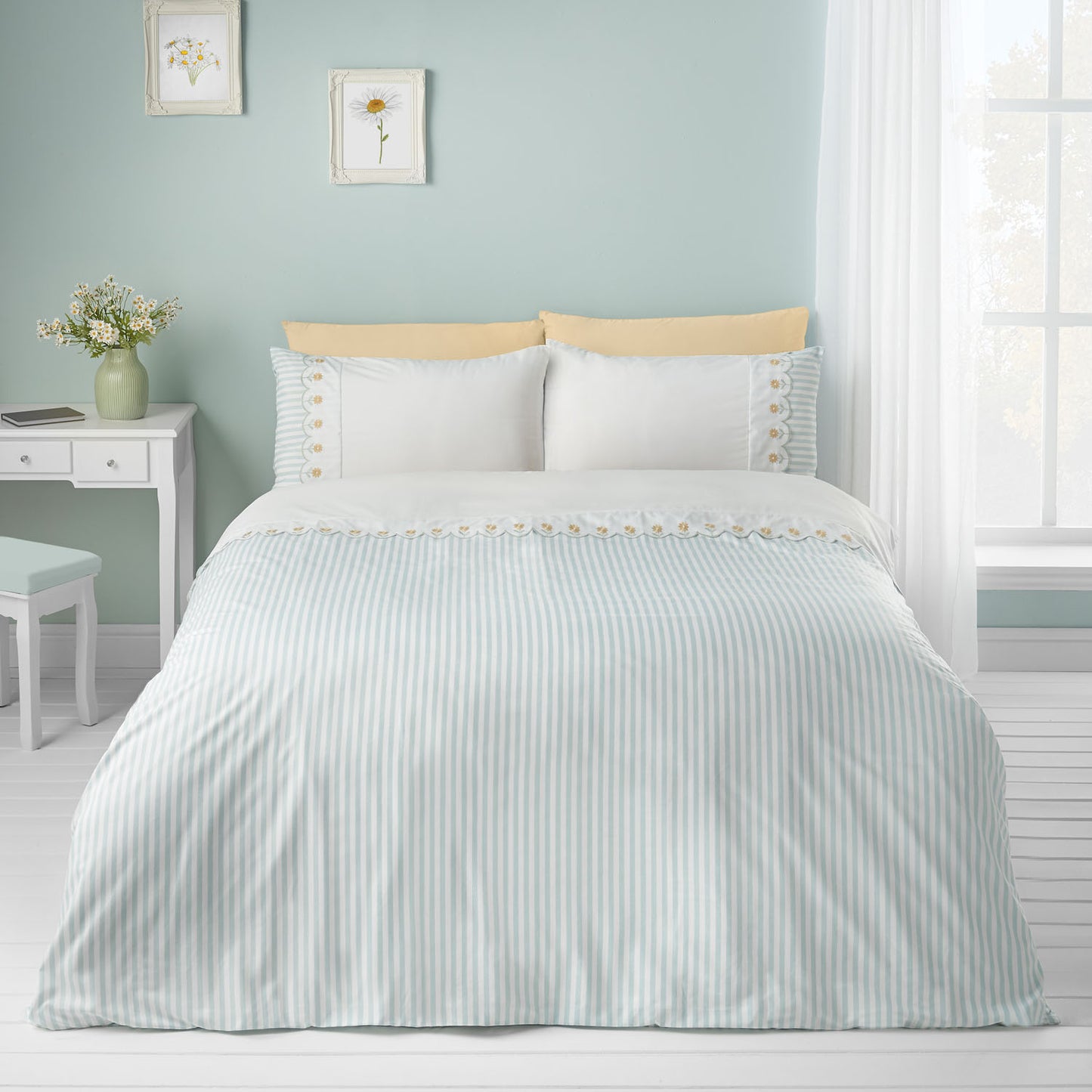 Catherine Lansfield Embroidered Daisy Scallop Edge Green Duvet Set