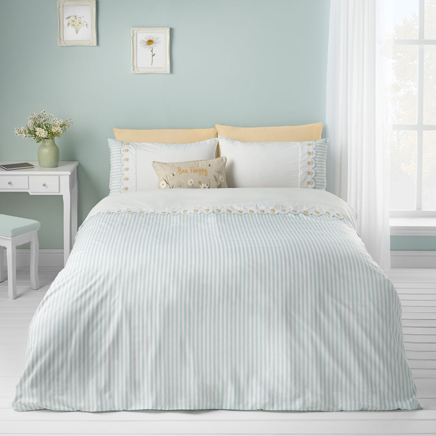 Catherine Lansfield Embroidered Daisy Scallop Edge Green Duvet Set