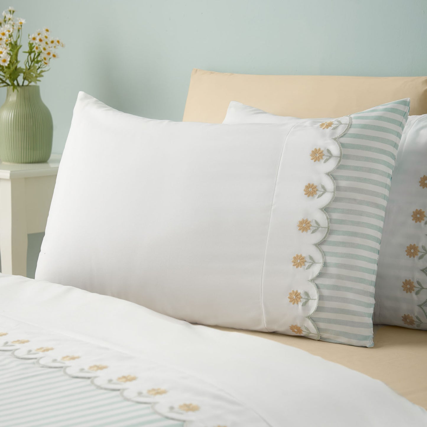 Catherine Lansfield Embroidered Daisy Scallop Edge Green Duvet Set