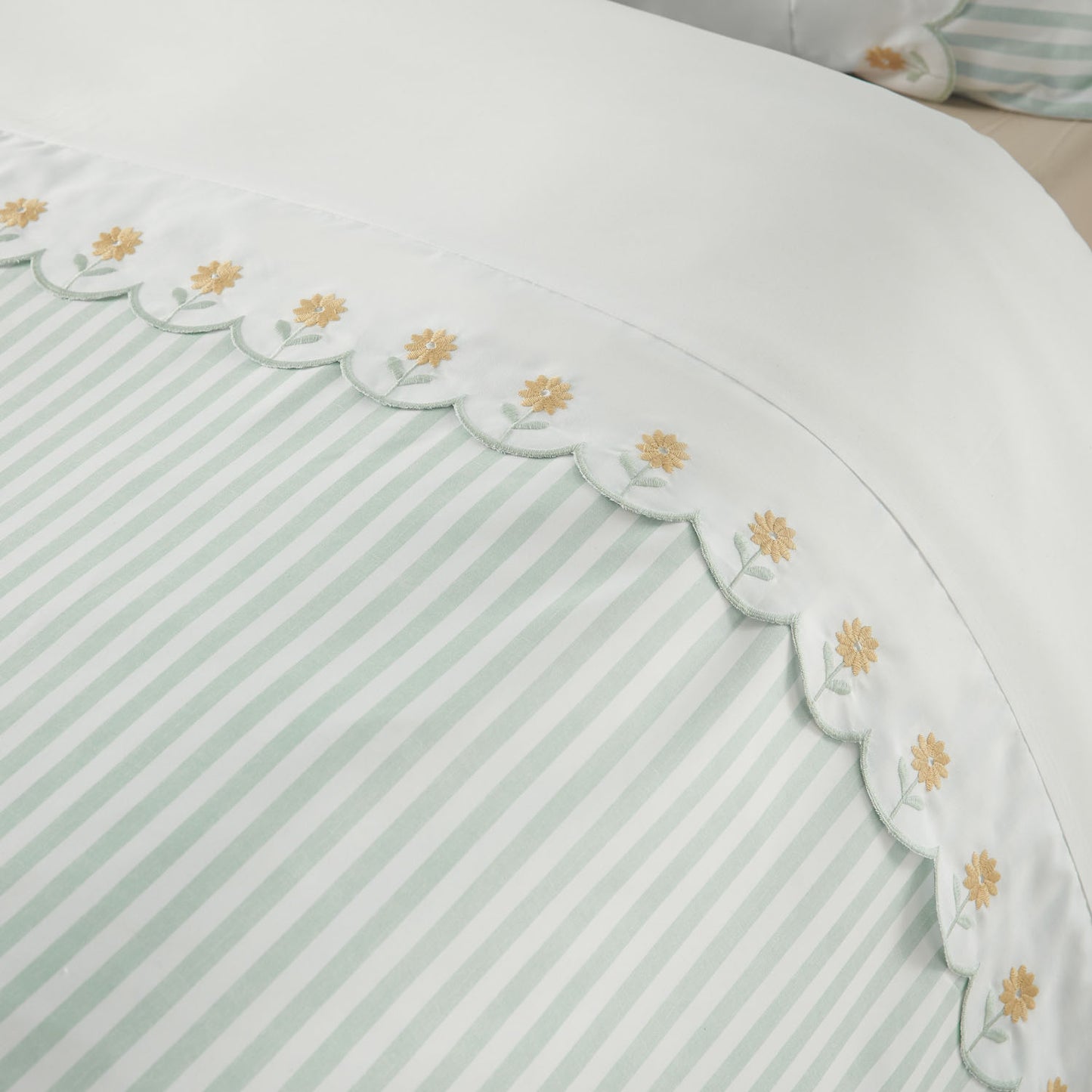 Catherine Lansfield Embroidered Daisy Scallop Edge Green Duvet Set