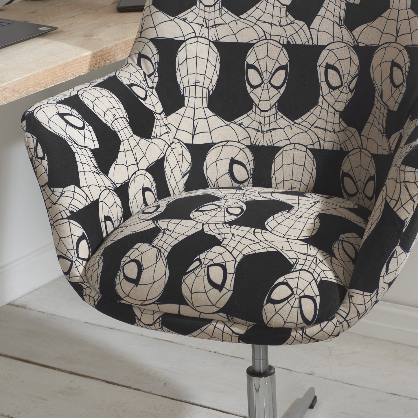 Spider-Man Egg Swivel Chair