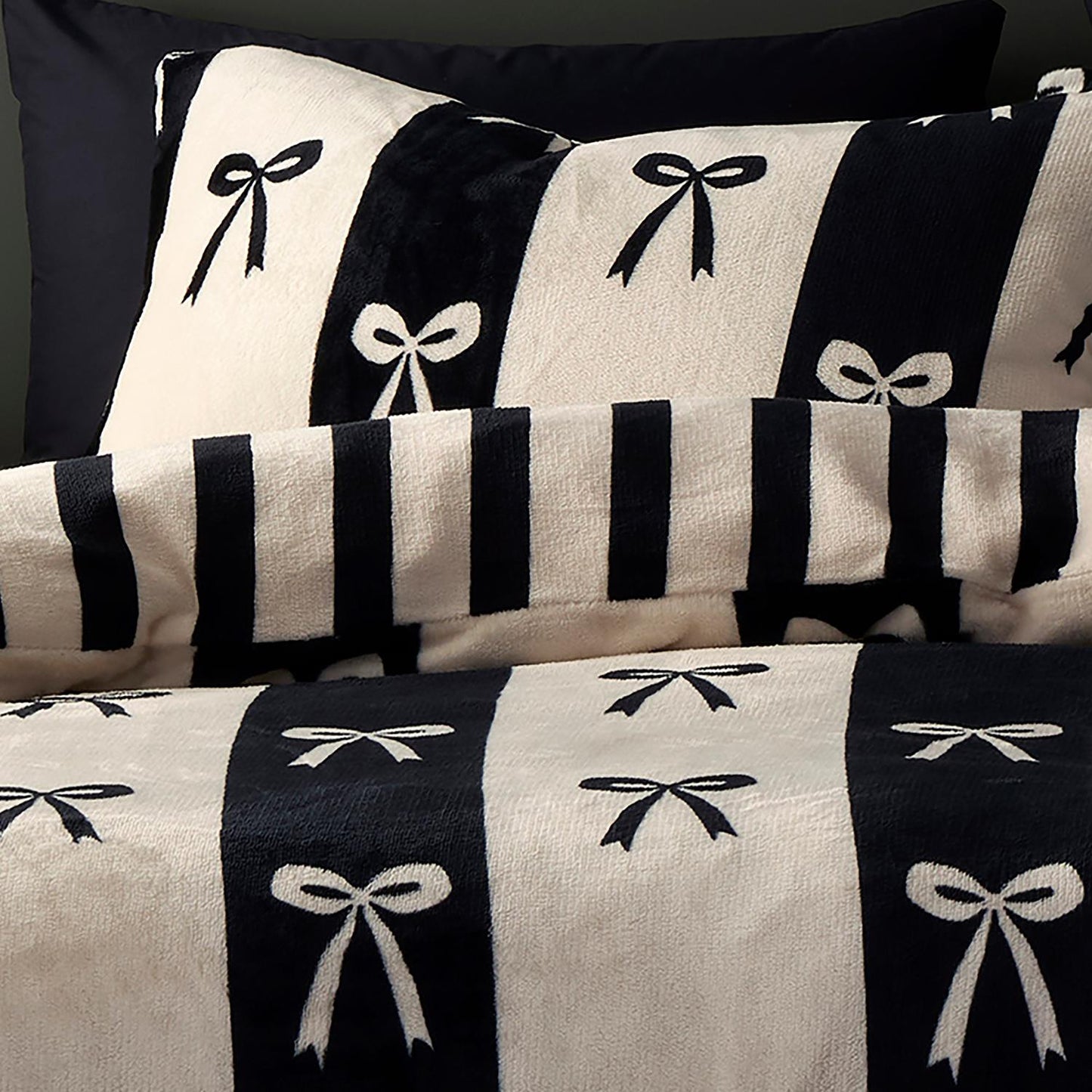 Bows Monochrome Fleece Duvet Set