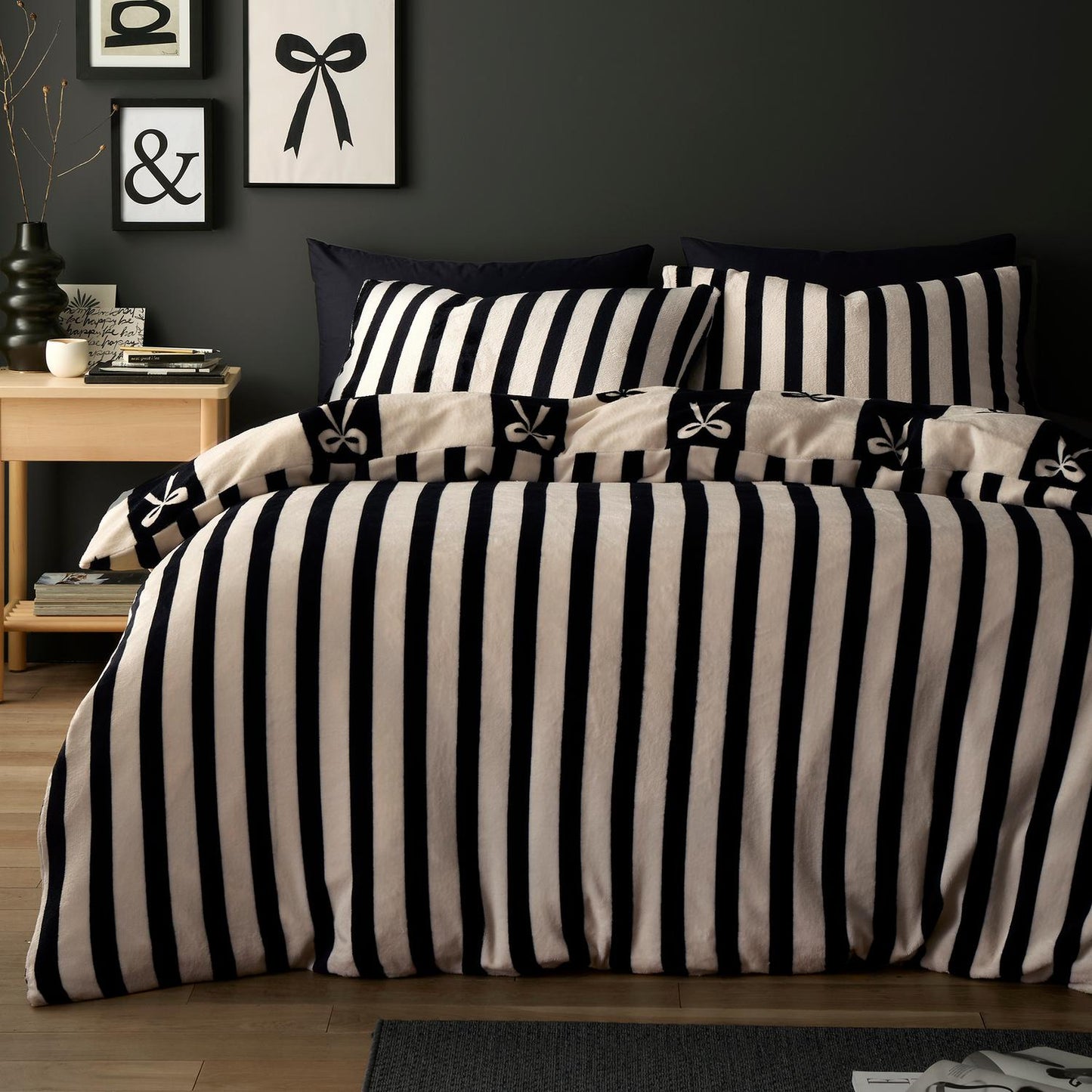 Bows Monochrome Fleece Duvet Set