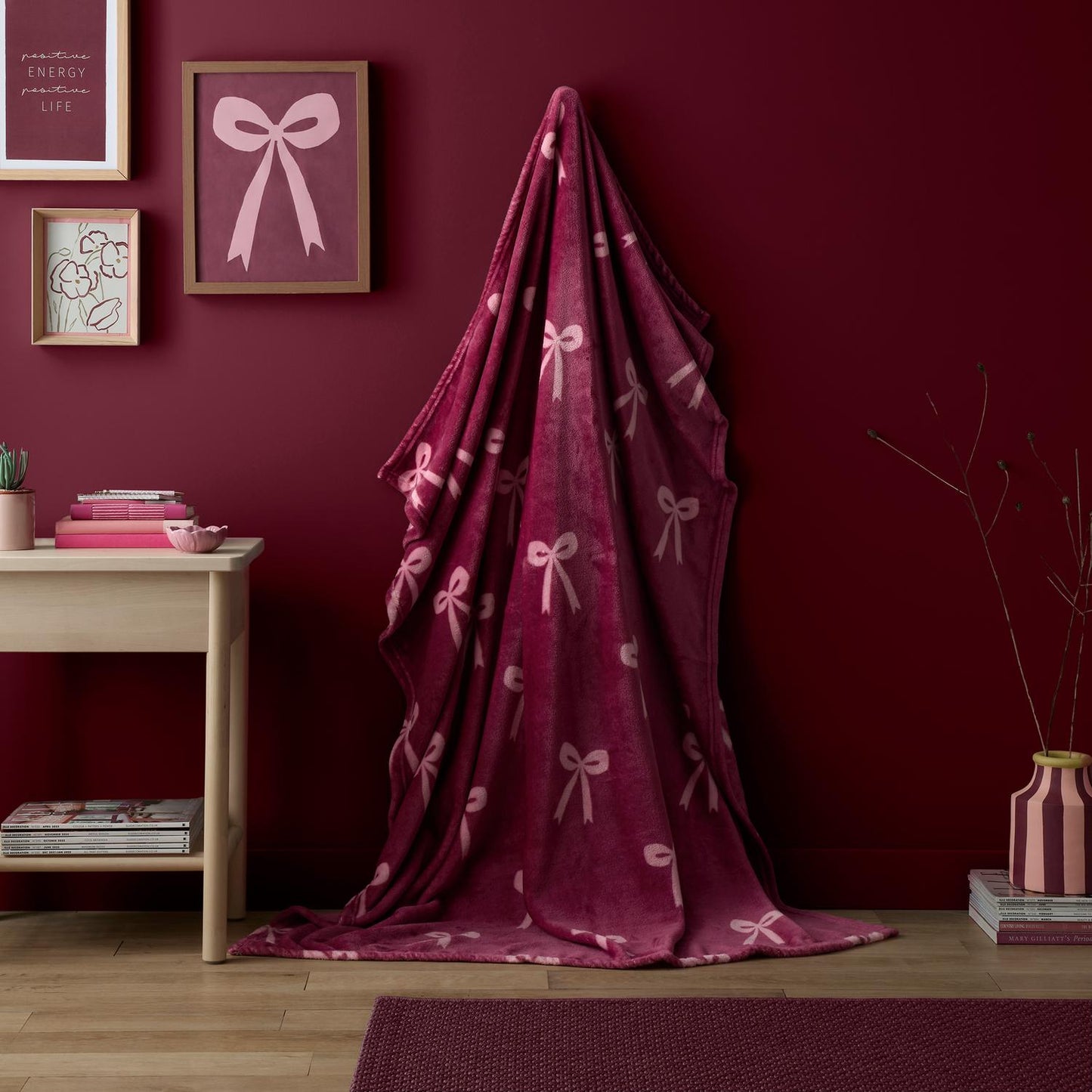 Bows Berry Fleece Throw (120cm x 150cm)