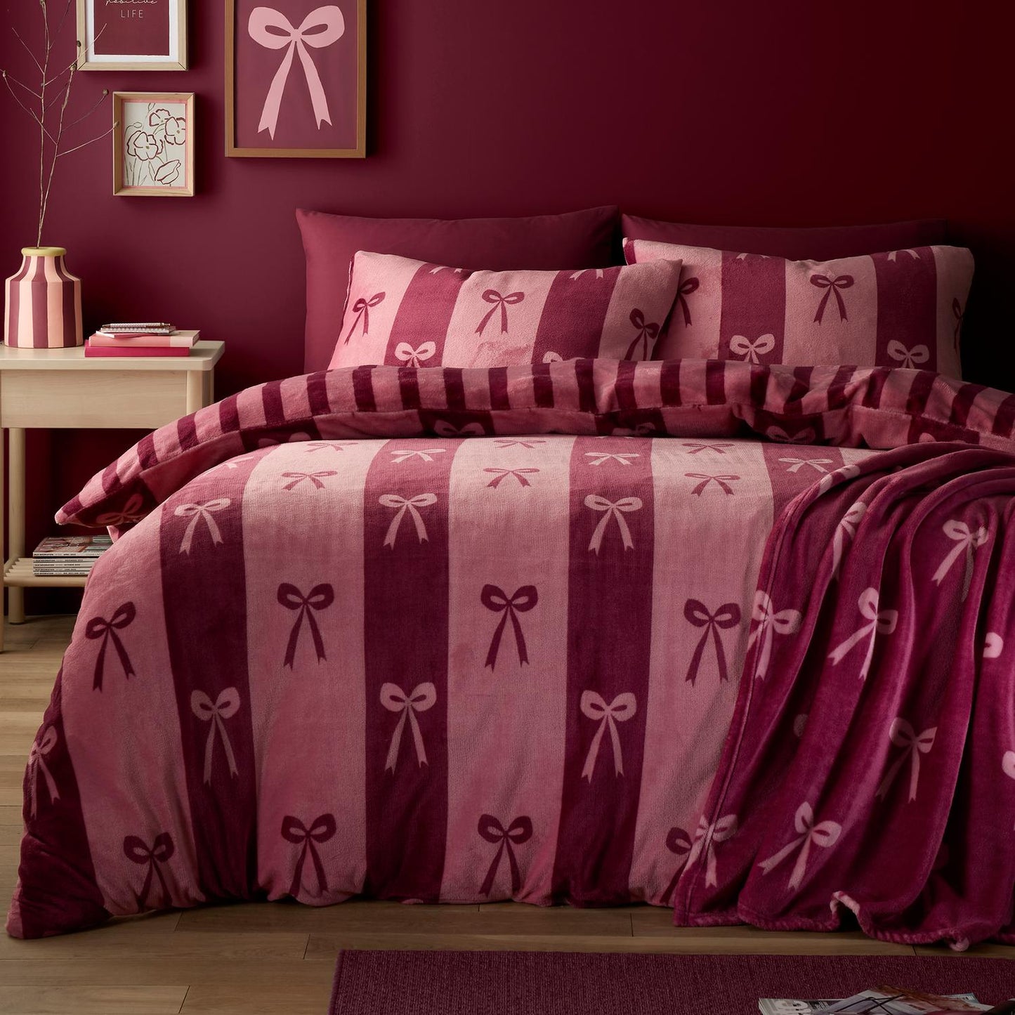 Bows Berry Fleece Throw (120cm x 150cm)