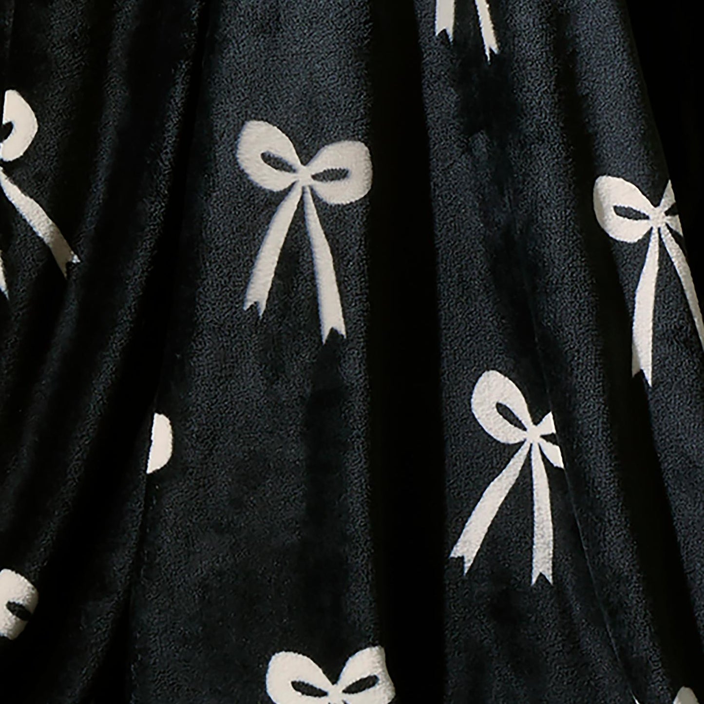 Bows Monochrome Fleece Throw (120cm x 150cm)