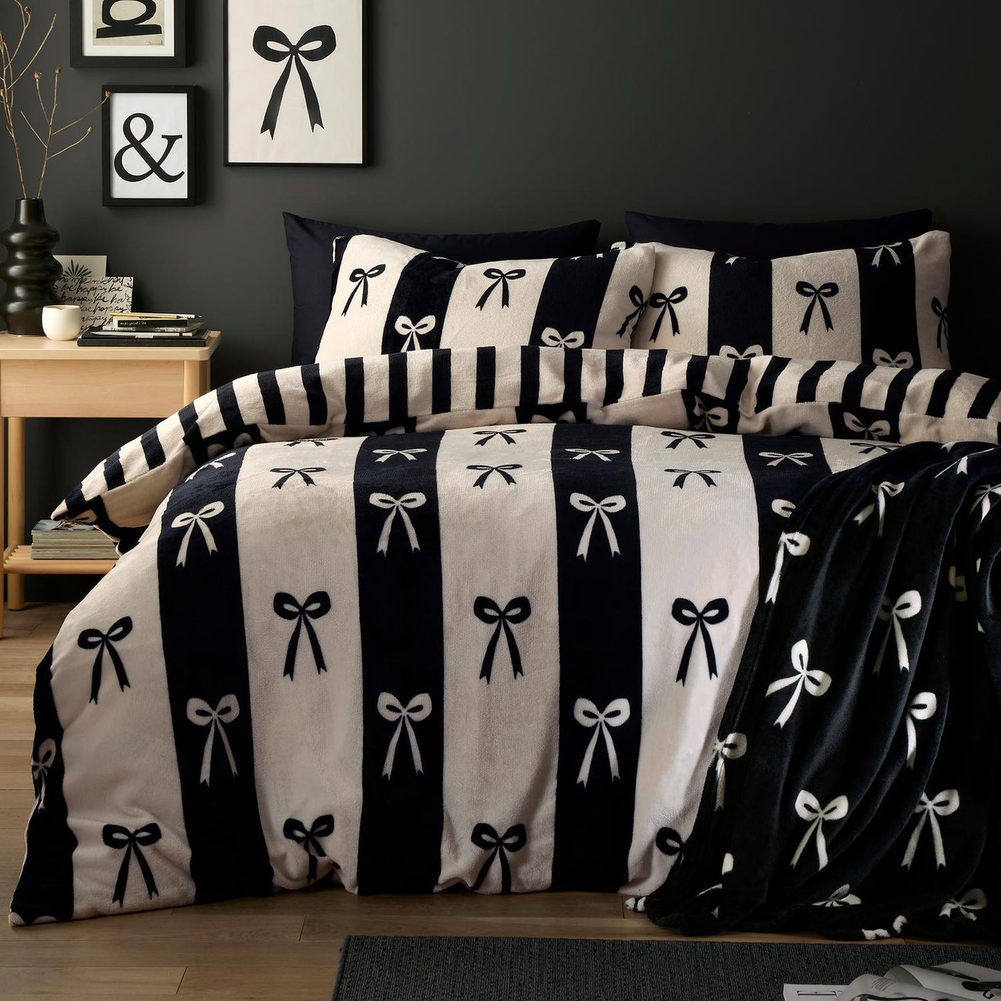 Bows Monochrome Fleece Throw (120cm x 150cm)