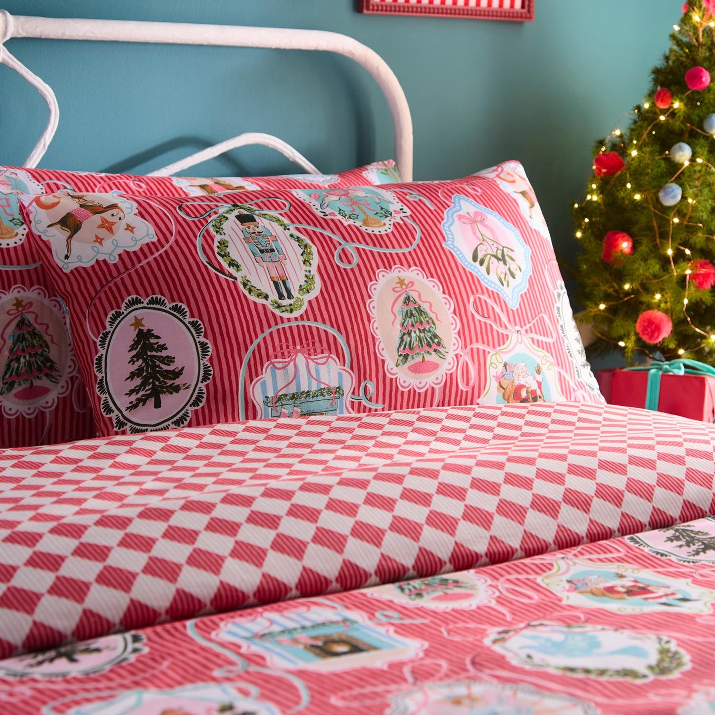 Christmas Vintage Frames Reversible Red Duvet Set