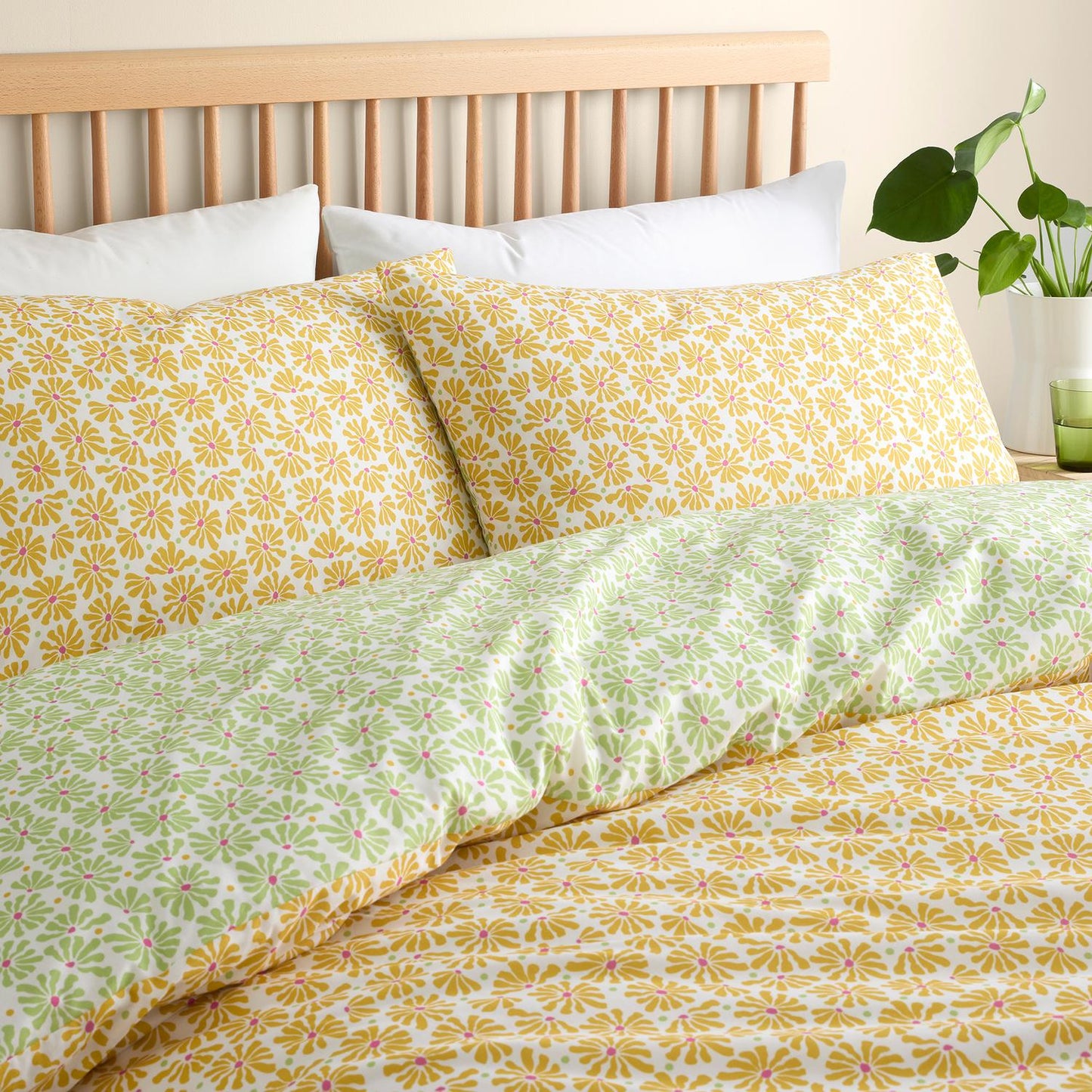 Retro Daisy Floral Yellow Reversible Duvet Set