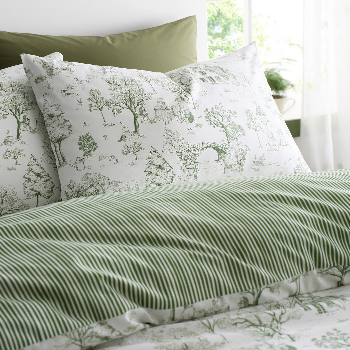 Woodland Toile Reversible Green Duvet Set