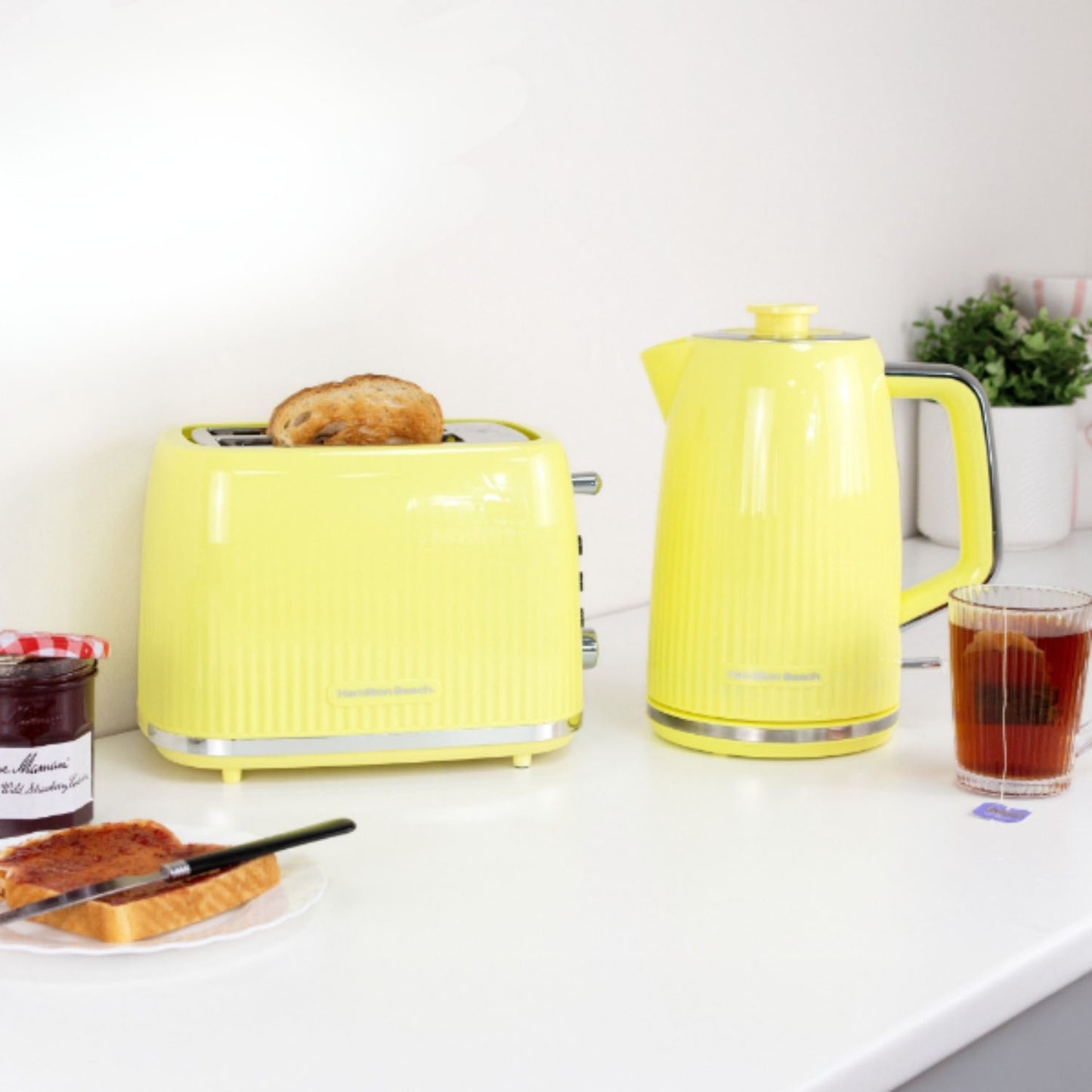 Miami Collection Hamilton Beach Banana Yellow Kettle And Toaster Set