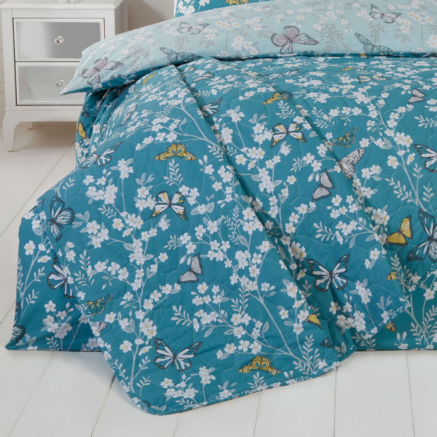 Flutter Blue Quilted Throw (240cm x 160cm)