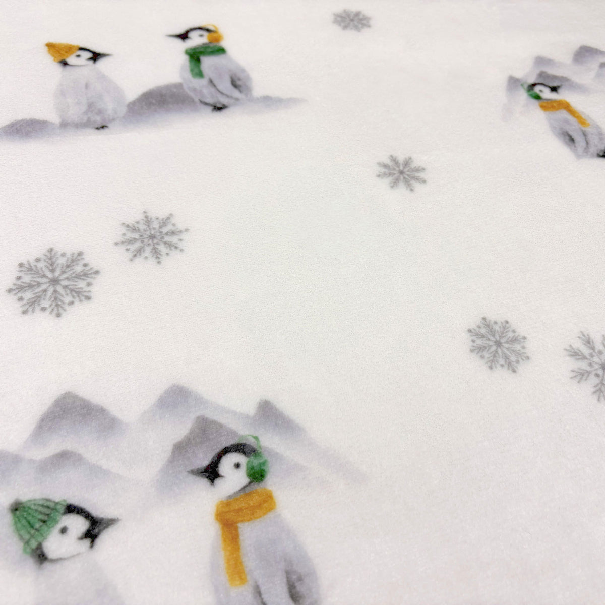 Penguin Pals Printed Fleece Throw (130cm x 150cm)