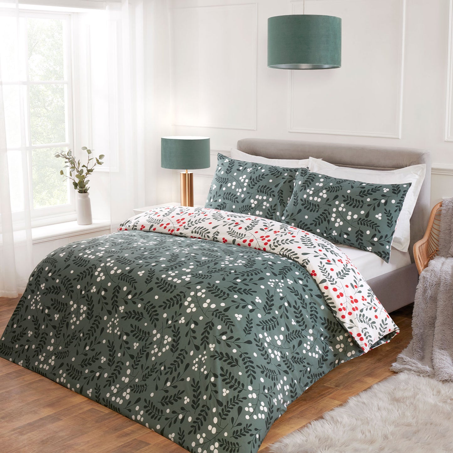 Holly & Mistletoe Reversible Christmas Duvet Set