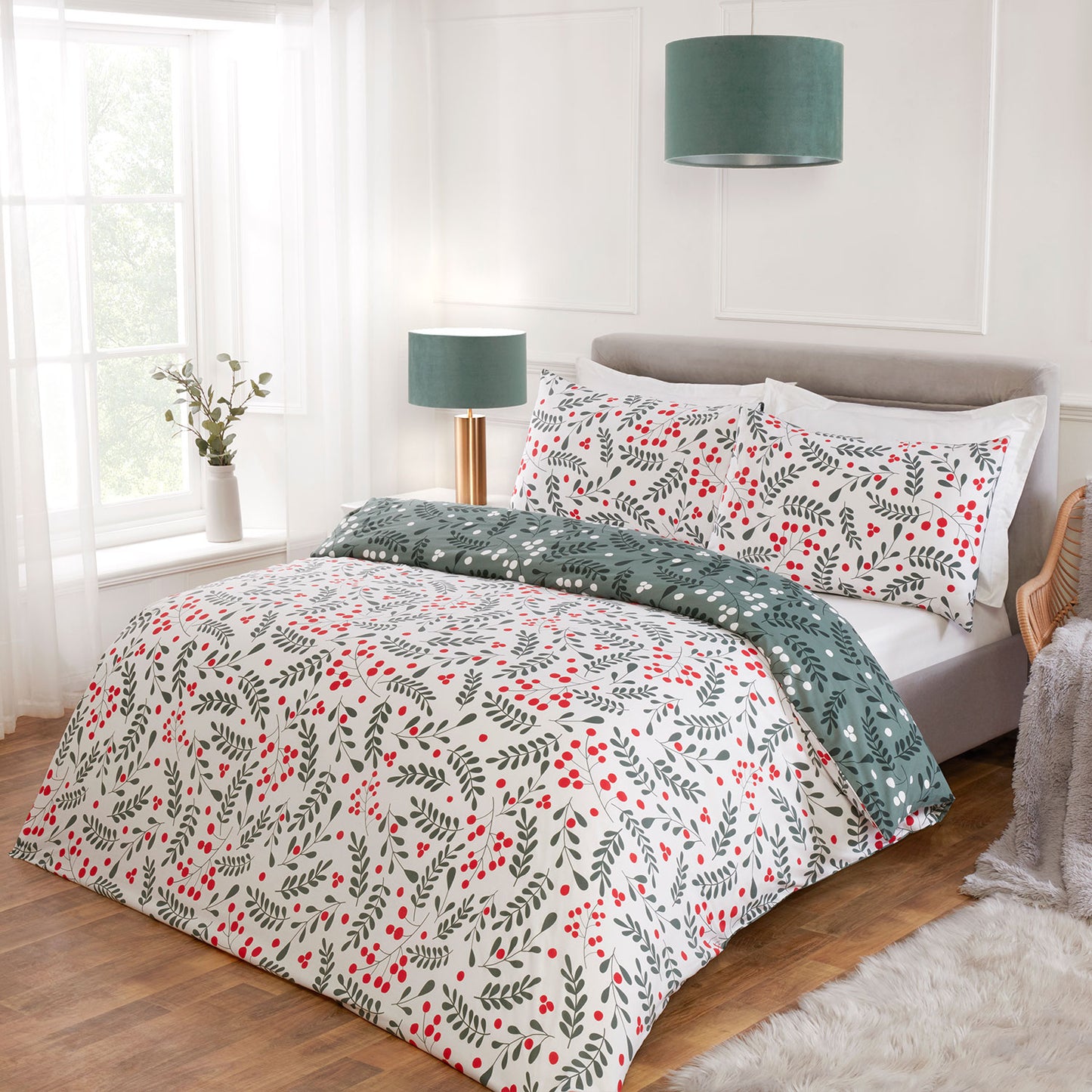 Holly & Mistletoe Reversible Christmas Duvet Set