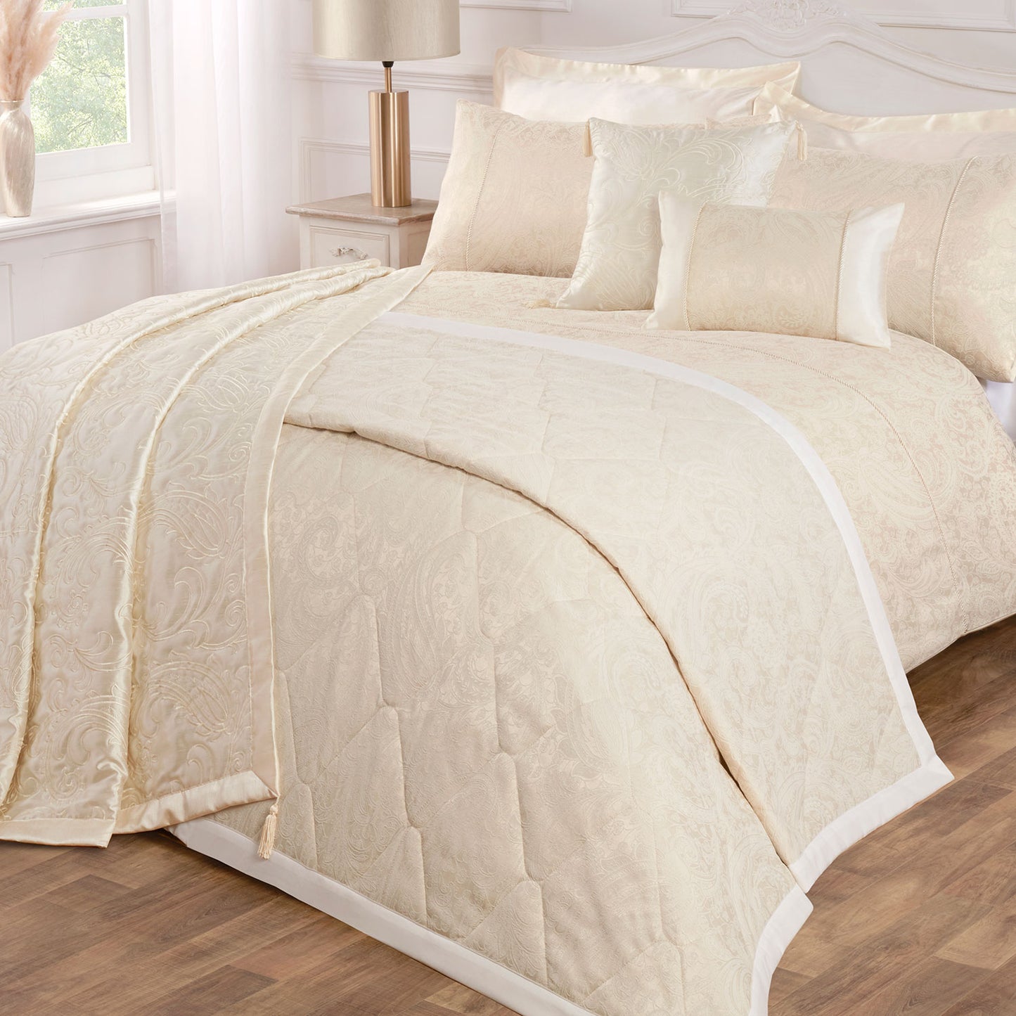 Paisley Cream Luxury Jacquard Bedspread (260cm x 260cm)