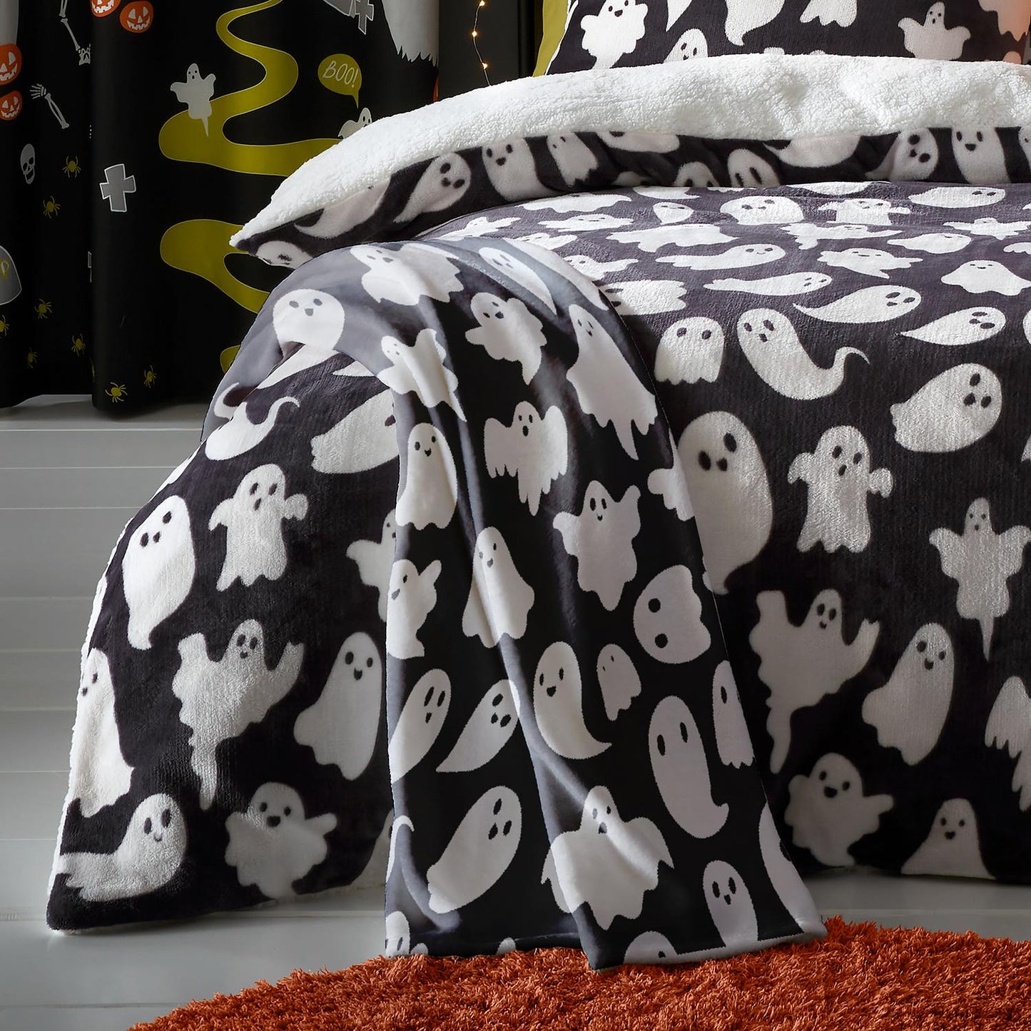 Spooky Ghosts Cosy Fleece Throw