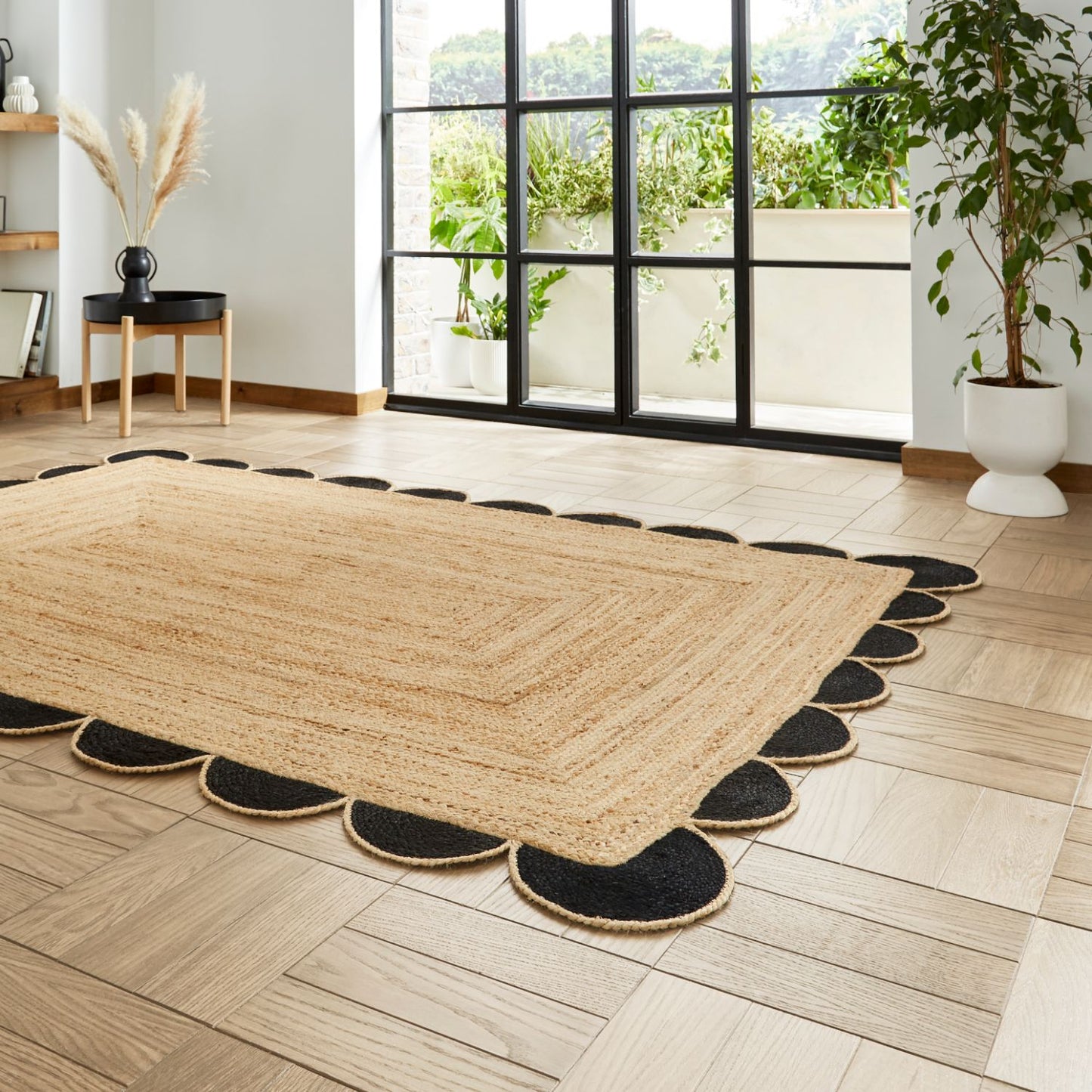 Savannah Jute Scallop Black Edge Natural Rug