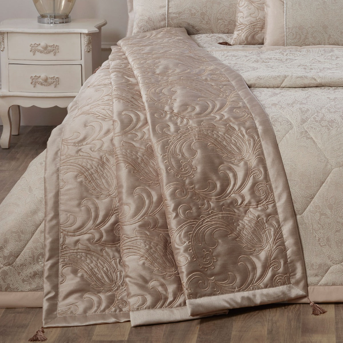 Paisley Natural Luxury Jacquard Quilted Throw (150cm x 200cm)