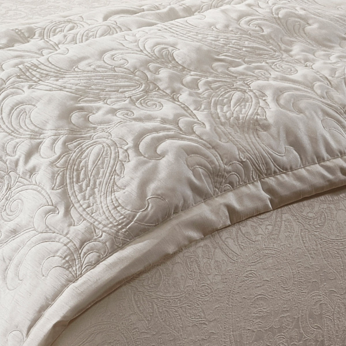 Paisley Cream Luxury Jacquard Quilted Throw (150cm x 200cm)